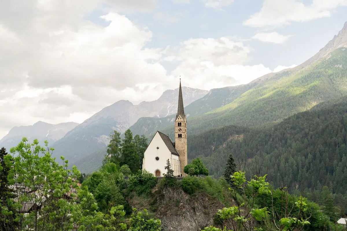 Kirche von Scuol im Sommer